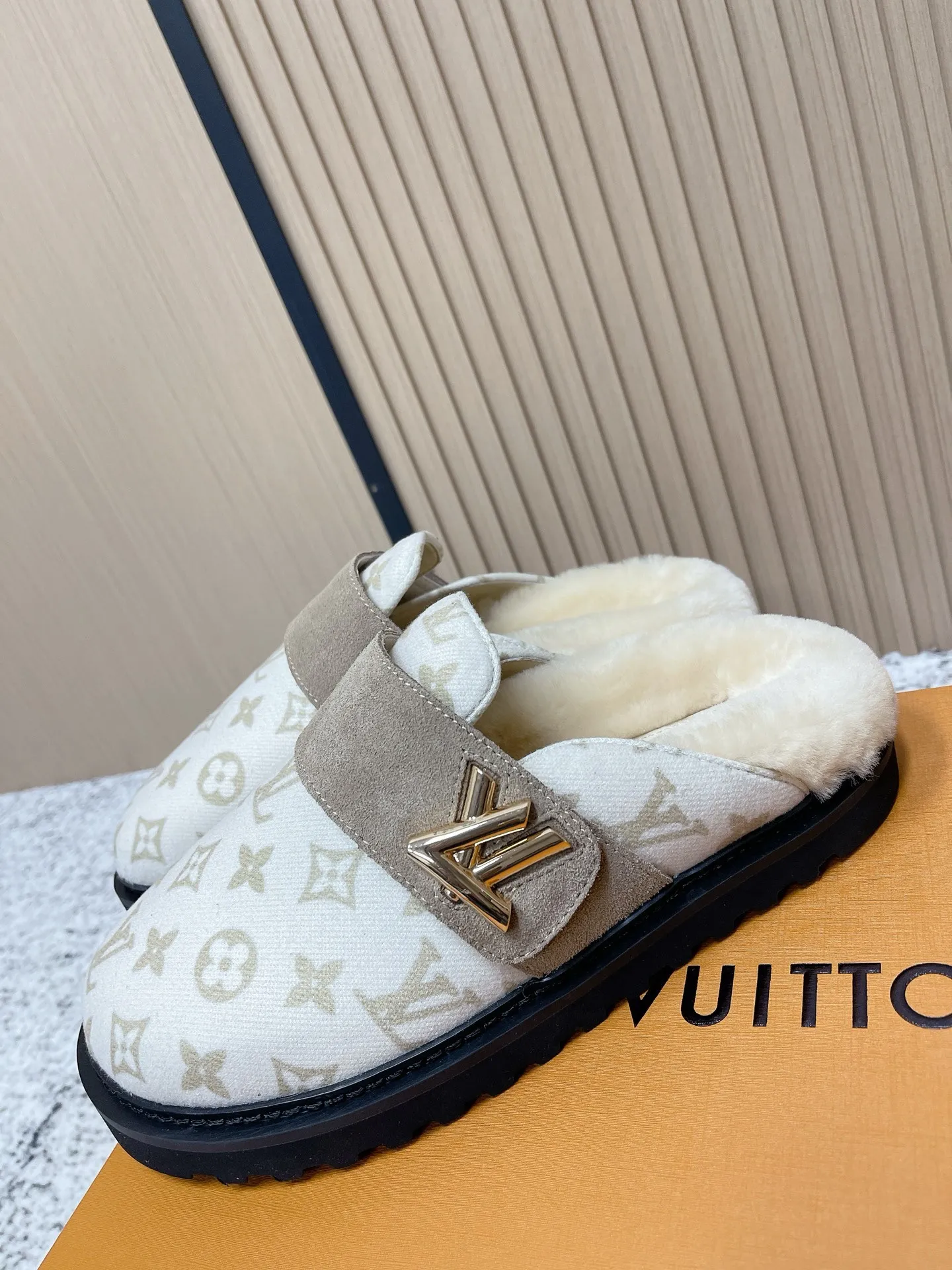 [L Home] P: 500💰 Size: 35-46 (female 40.41, male 45 46 custom-made) Top version Louis vuitton Lv top version LV couple's wool slippers New couple's Birkenstock slippers Cute and loveable, the foot feel is not too good Simple and high-end Sling-hee design Ready to wear and go Good news for lazy people Upper imported cowhide/imported old floral cloth Original hardware buckle, original molded high-density foam outsole Fabric: Yangjing/classic jacquard fabric Lining: imported wool lining Sole: original foam combination sole